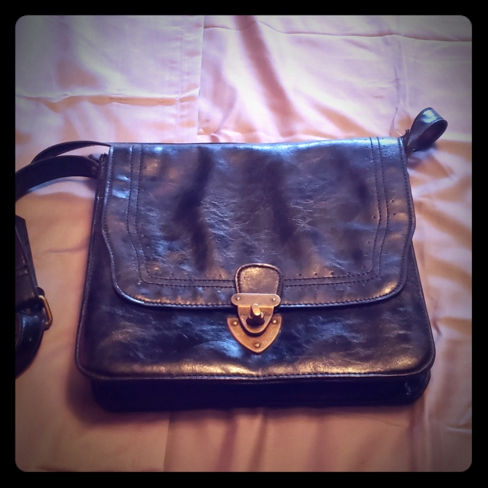 Vented Mossimo black shoulder bag